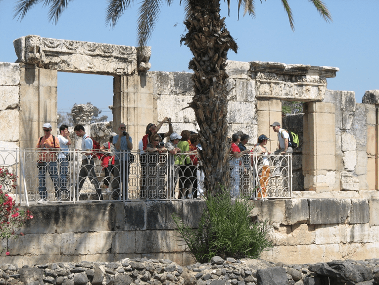 Cafarnao – pellegrini all’ingresso della sinagoga